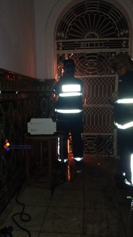 Bomberos en actuación en un incendio en Jerez
