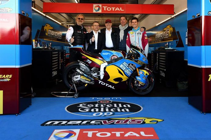 Marc van der Straten, Pierre Gautier Caloni  y Joan Olivé tras la firma del acuerdo de renovación entre el EG 0,0 Marc VDS y Total