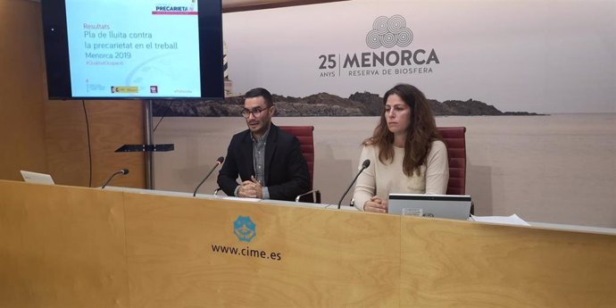 Director del IBASSAL, Rubén Castro, y directora de Ocupació del Consell, Innovació i Cooperació local del Consell de Menorca, Natividad Benejam.