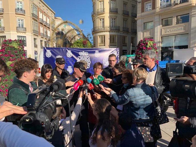 La subdelegada del Gobierno en Málaga, María Gámez, atiende a los medios de comunicación