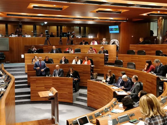 Adrián Barbón interviene en el Pleno de la Junta para responder  a los grupos de la oposición.