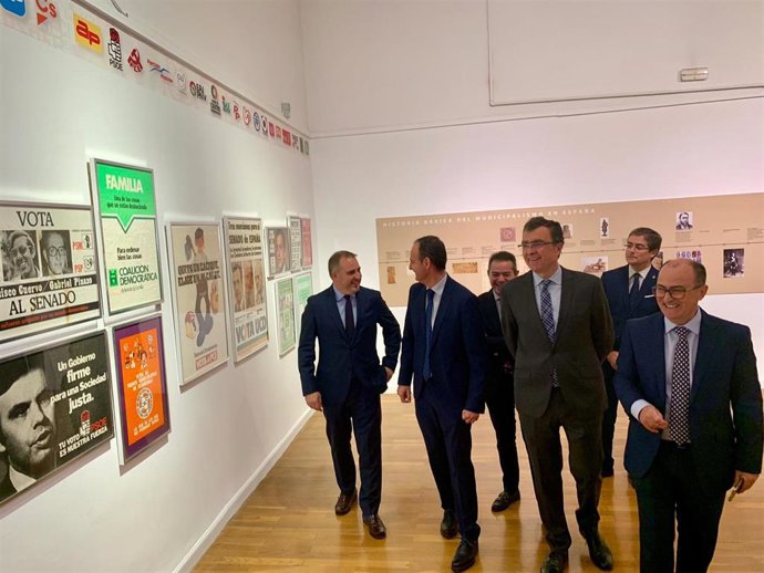 El alcalde de Murcia, José Ballesta, en la inauguración de la exposición '40 años de Ayuntamientos democráticos' y el acto de homenaje a los primeros alcaldes de la Región de Murcia en 1979