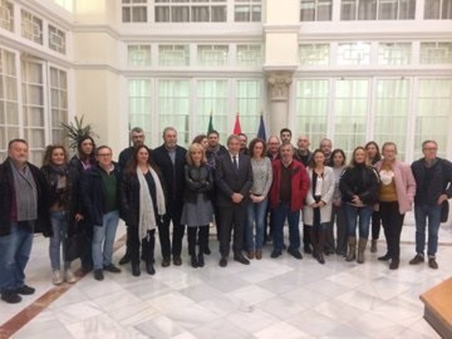 Las secretarias generales de UGT-A y CCOO-A, Carmen Castilla y Nuria López, respectivamente, trasladan al delegado del Gobierno en Andalucía, Lucrecio Fernández, sus reivindicaciones ante la reforma laboral.