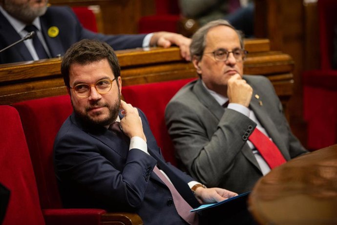(I-D) El vicepresident de la Generalitat, Pere Aragons y el president de la Gneralitat, Quim Torra, durante una sesión plenaria en el Parlament, en Barcelona / Catalunya (España), a 26 de noviembre de 2019 (archivo)