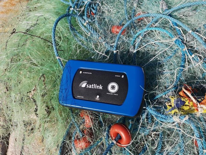 Pesca instala un dispositivo de seguimiento en 10 embarcaciones de artes menores