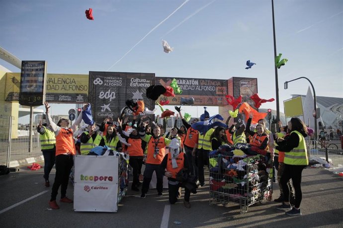 KOOPERA CÁRITAS PREVÉ RECOGER MÁS DE 10.000 PRENDAS SOLIDARIAS EN SU CUARTO AÑO DE COLABORACIÓN CON EL MARATÓN VALENCIA