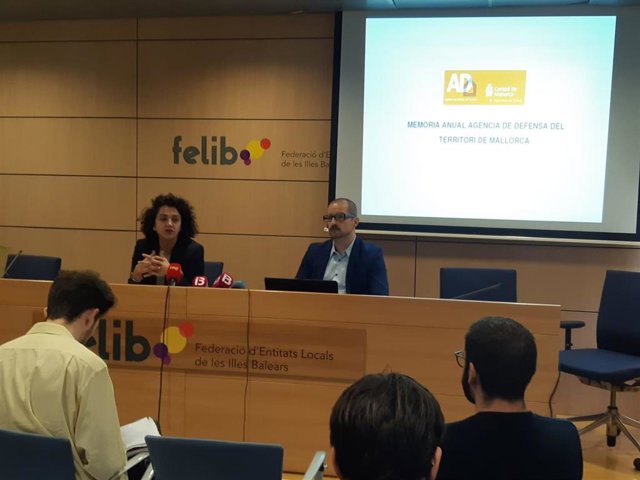 La consellera de Territorio del Consell de Mallorca, Maria Antònia Garcías, y el director de la Agencia de Defensa del Territorio de Mallorca.