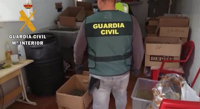 Agente de la Guardia Civil en el almacén distribuidor de droga localizado en Viator (Almería)