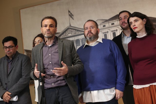 El portavoz de En Comú Podem en el Congreso, Jaume Asens (2i), ofrece una rueda de prensa.