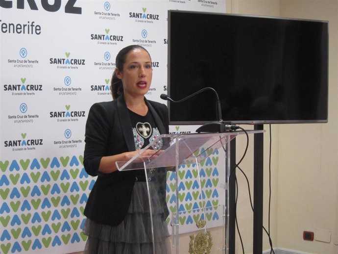La alcaldesa de Santa Cruz de Tenerife, Patricia Hernández, en uan rueda de prensa para informar del 'caso Las Teresitas'