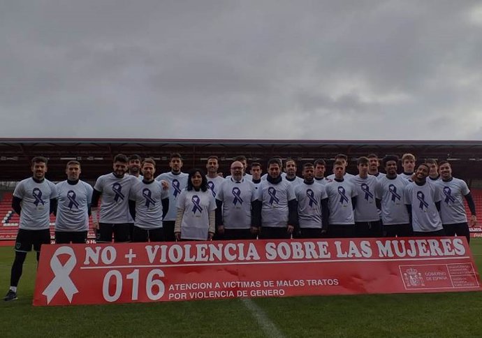 Los jugadores del Numancia posan junto a Miguel Latorre con la camiseta contra la violencia de género.