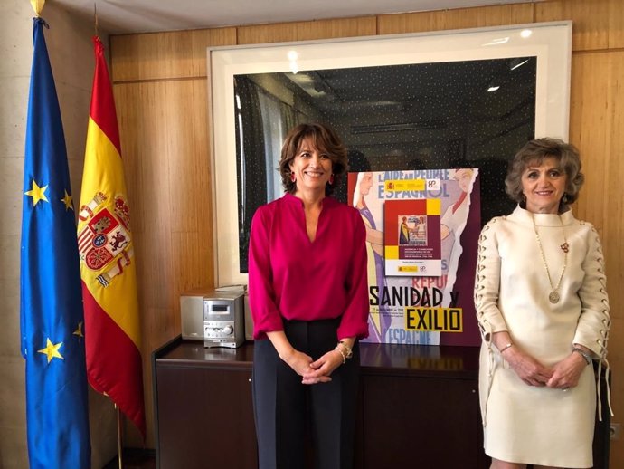 De izq a dcha: la ministra de Justicia, Dolores Delgado, y la ministra de Sanidad, María Luisa Carcedo, durante el acto 'Sanidad y Exilio', celebrado este miércoles 27 de noviembre para conmemorar el 80 aniversario del exilio republicano español