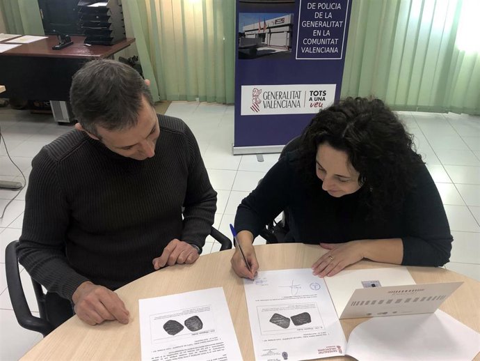 La Policía de la Generalitat intercede en la recuperación de dos monedas taifas de Alpuente