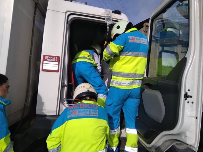 Sanitarios del Summa atienden a uno de los heridos en un alcance múltiple en Fuenlabrada