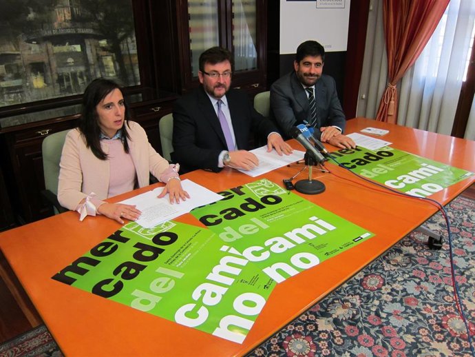 La concejal de Santo Domingo, Cristina Domingo, el responsable de Patrimonio e I+D de Fundación Caja Rioja, Francisco Burgos, y el director de zona Rioja oeste de Bankia, Diego Saugar, presentan el Mercado del Camino