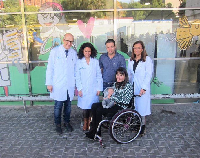 Los doctores Julio Herrero, Karla Rojas y Anna Suy, con una familia del programa de salud reproductiva para lesionados medulares de Vall d'Hebron