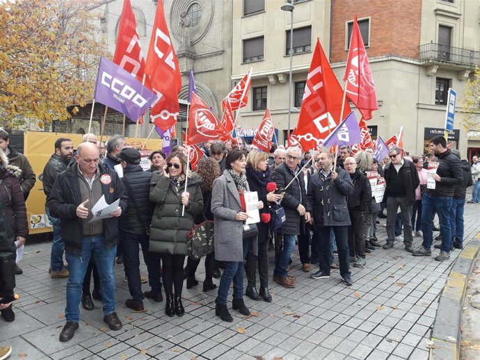 Concentración de UGT y CCOO en Pamplona contra la sentencia del Tribunal Constitucional que permite el despido por enfermar.