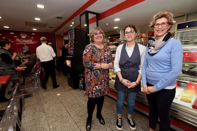 Imagen de la visita de la diputada provincial Ana Muñoz a la pastelería 'La Cruzada'