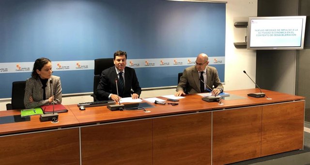 Fernández Carriedo (en el centro de la imagen) comparece para exponer las iniciativas de la Junta para hacer frente a la desaceleración.