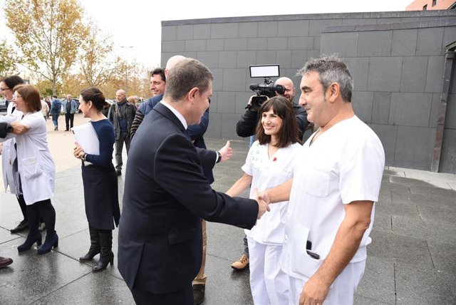 Emiliano García-Page en una visita al hospital de Ciudad Real.