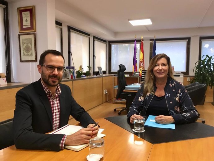 Alcalde de Mahón, Héctor Pons, y consellera de Salud, Patricia Gómez