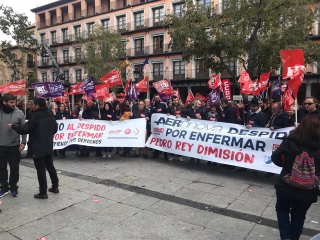 Manifestación de CCOO y UGT en Toledo contra el despido por enfermar