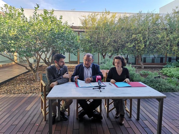 La consellera de Asuntos Sociales y Deportes del Govern, Fina Santiago, y el alcalde de Calvi, Alfonso Rodríguez, han firmado este miércoles un convenio para la construcción de un centro de día