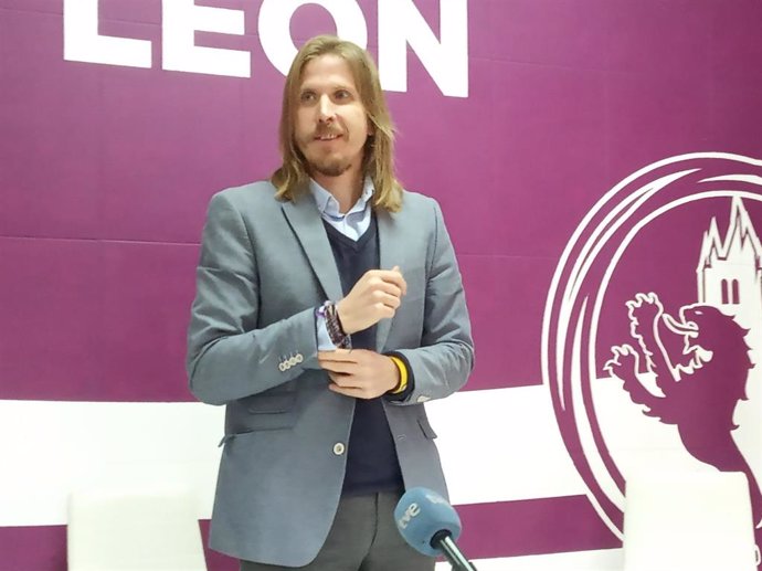 El secretario general de Podemos en Castilla y León, Pablo Fernández, en la sede de la formación en León.