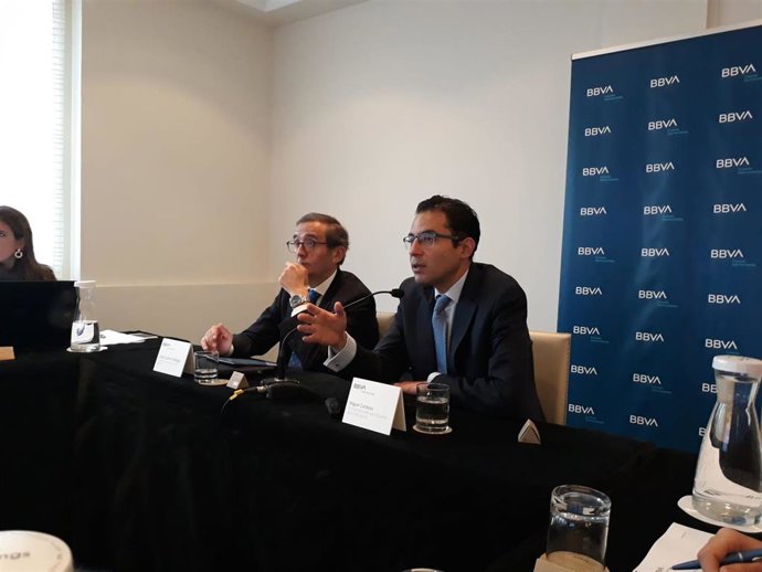 Imagen del economista jefe de BBVA Research,Miguel Cardoso, y el director territorial de Centro de BBVA, Juan Carlos Hidalgo, en la presentación del informe 'Situación Madrid'.