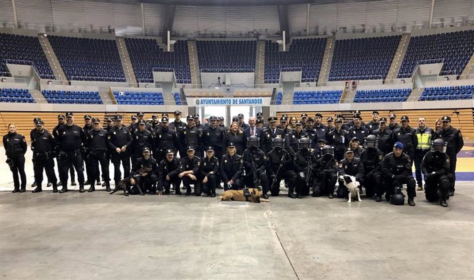 Exhibición de la Policía Nacional en el Palacio de Deportes ante cerca de 2.000 escolares de Santander y Torrelavega