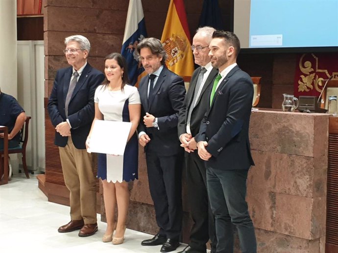 La consejera de Turismo del Gobierno de Canarias, Yaiza Castilla, recibe el premio de transparencia de Hecansa