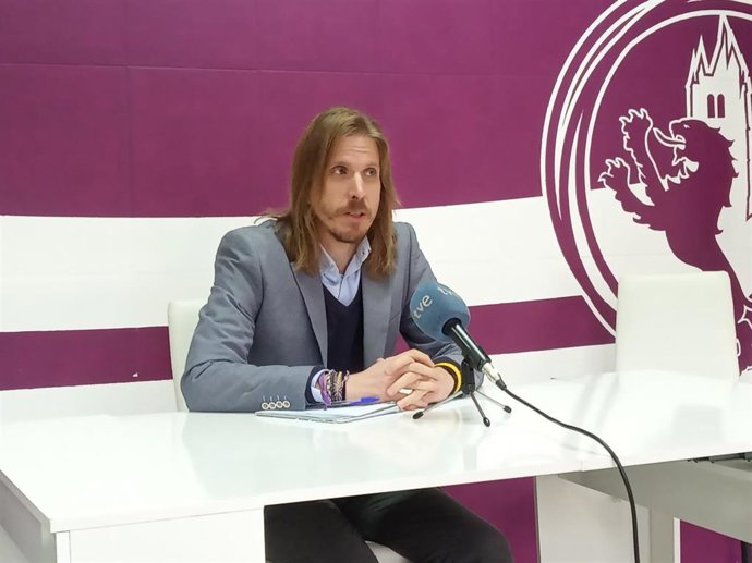 El secretario regional de Podemos en la rueda de prensa en León.