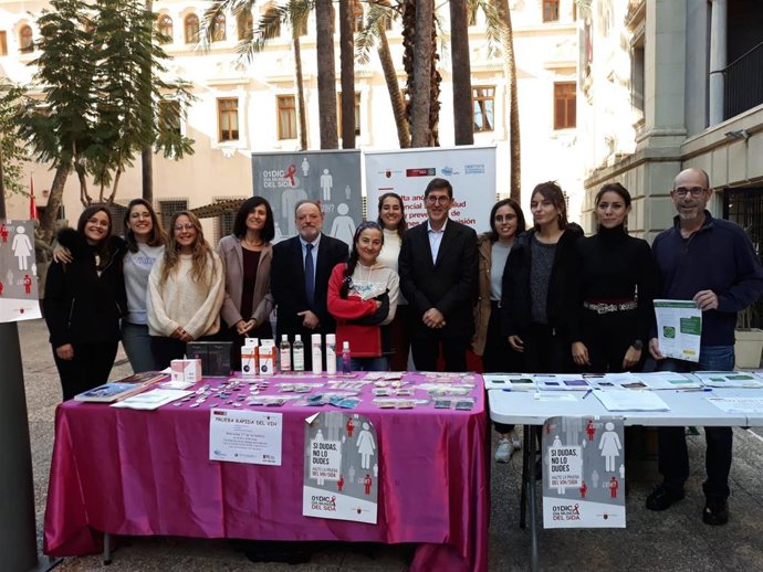 El consejero de Salud, Manuel Villegas, visita el Campus de la Merced con motivo de la prueba rápida del VIH que realizan profesionales de la Consejería