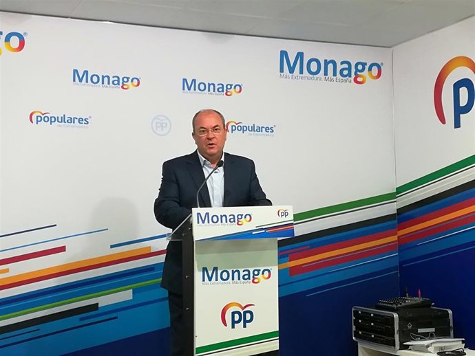 Monago en rueda de prensa para pedir a Vara que se pronuncie sobre las negociaciones de Pedro Sánchez para formar gobierno