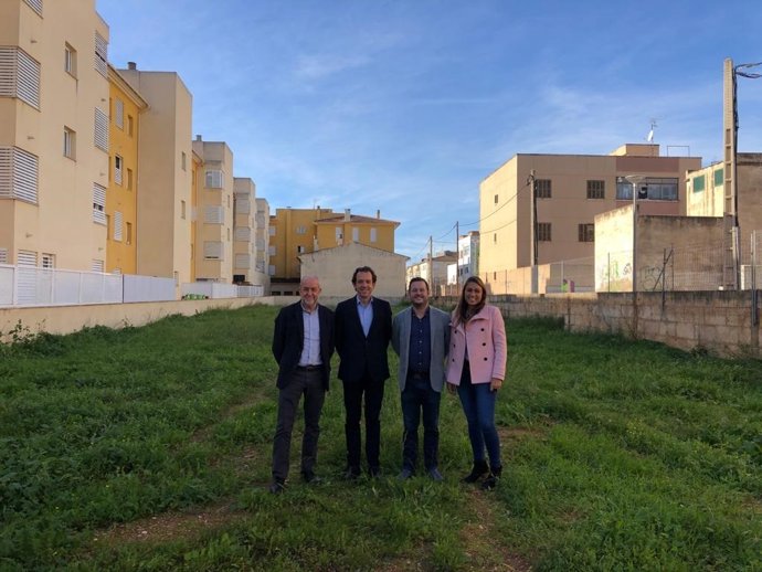 Autoridades del Ayuntamiento de Marratxí y de la Conselleria de Vivienda