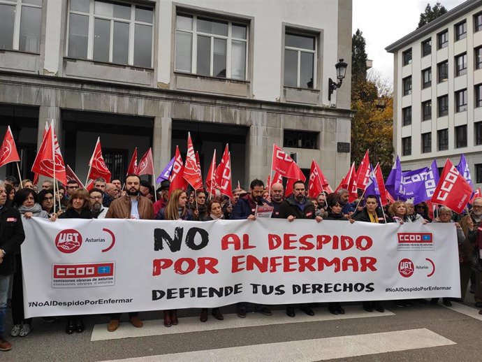 Concentración de CCOO y UGT contra el despido por enfermedad