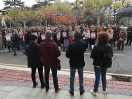 Más de un centenar de personas secundan las concentración contra el despido por enfermar
