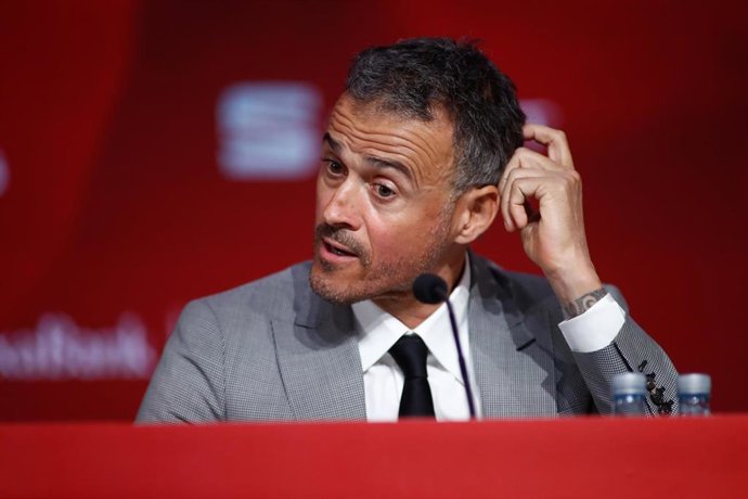 Luis Enrique gesticula durante la rueda de prensa de presentación como seleccionador nacional 