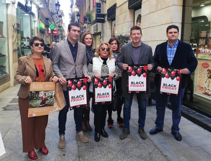 El concejal de Comercio, Juan Fernando Hernández, la Asociación de Platería-Trapería y la Asociación de comerciantes Triangulo de Murcia acompañados por la Federación Murcia Área Comercial (Femuac) presentan los carteles de promoción para 'Black Friday'