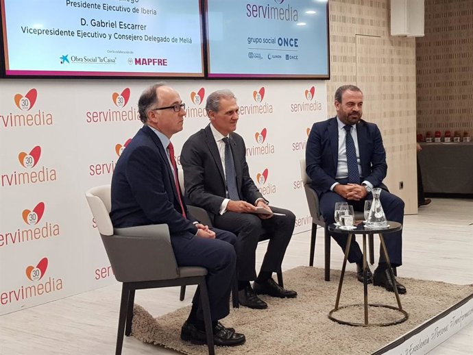 El presidente ejecutivo de Iberia, Luis Gallego, y el vicepresidente y consejero delegado de Meliá, Gabriel Escarrer en un nuevo encuentro de Diálogos Servimedia