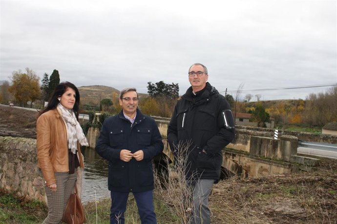 De izquierda a derecha, la jefa del Servicio Territorial de Fomento, Natalia Flórez, el viceconsejero de Infraestructuras y Emergencias, José Luis Sanz Merino y el delegado territorial de la Junta en Segovia, José Mazarías, visitan el puente.