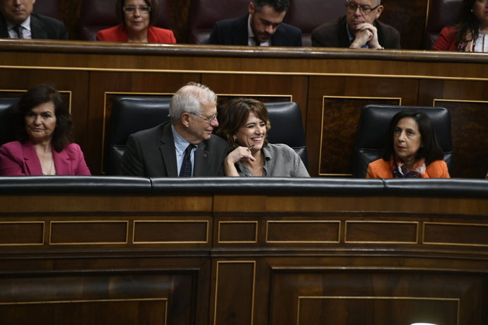 El ministro de Asuntos Exteriores, Unión Europea y Cooperación, Josep Borrell Fontelles, sonríe junto a la ministra de Justicia, Dolores Delgado.