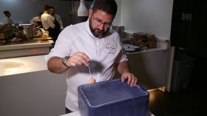 El chef Dani García prepara uno de sus platos más icónicos, el 'tomate nitro'
