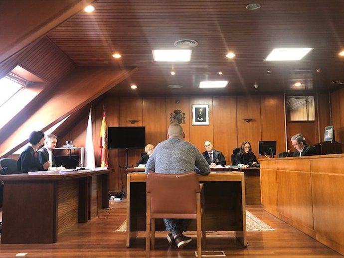 Juicio contra padre acusado de causar lesiones graves a su bebé al zarandearlo