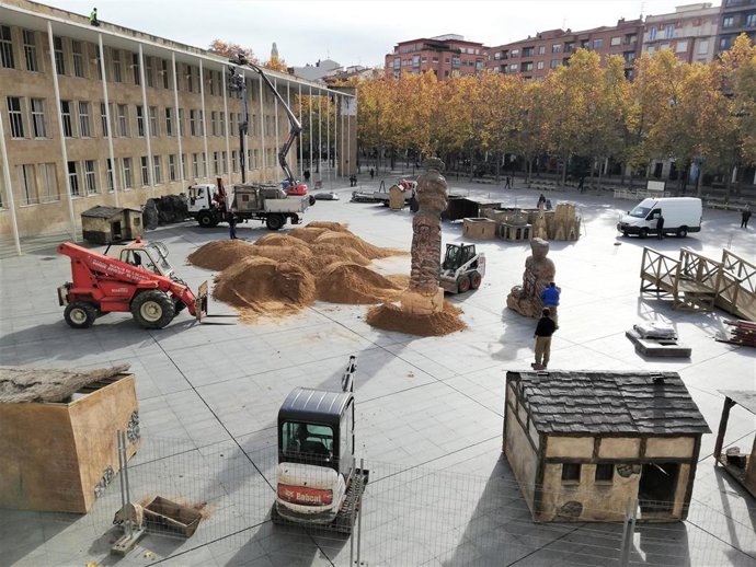 Se está montando ya el Belén Monumental en la Plaza del Ayuntamiento de Logroño, una instalación que se abrirá con más superficie el próximo 18 de diciembre.