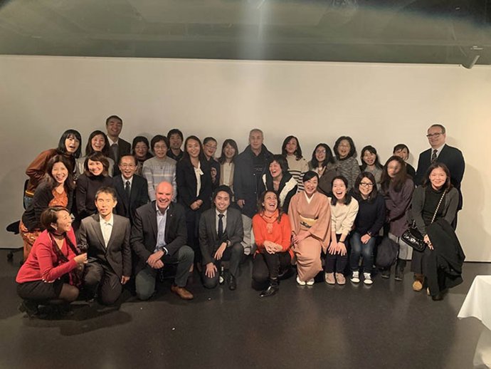 El presidente del COE, Alejandro Blanco, con los voluntarios de la Casa de España en Tokio