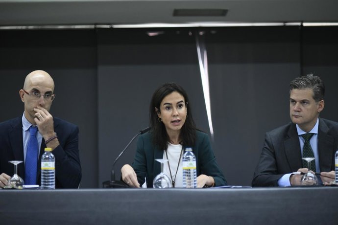 La presidenta de Adif, Isabel Pardo, acompañada del Secretario General de Adif, Guillermo Martínez (2d), y otros órganos de Gobierno de la entidad,