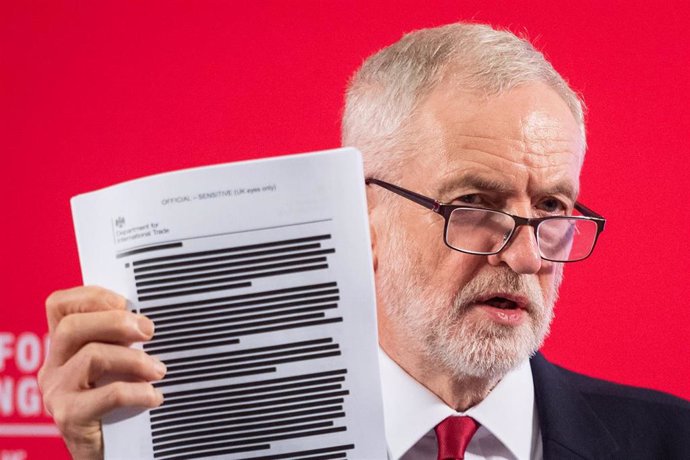 Jeremy Corbyn esgrimiendo los documentos que asegura que demuestran que Johnson ha sopesado ofrece a EEUU acceso al HNS