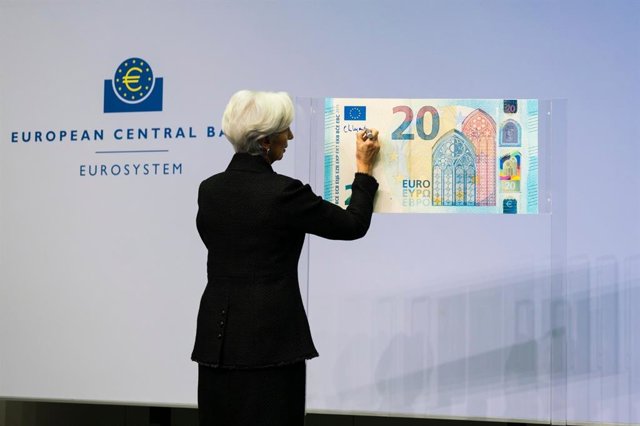 Christine Lagarde en la ceremonia de firma de billetes de euro