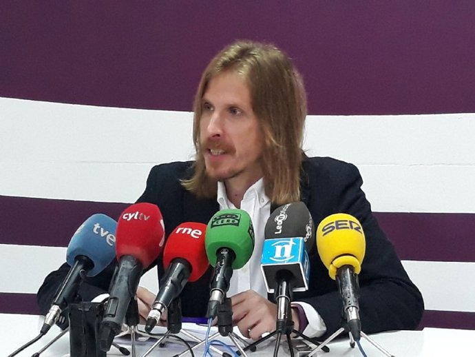 El secretario general de Podemos en Castilla y León, Pablo Fernández, en la sede de Podemos de León.